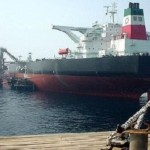 Sebuah kapal tanker Iran mengisi minyak di ladang minyak Teluk Persia (foto: ilustrasi).-1685594579