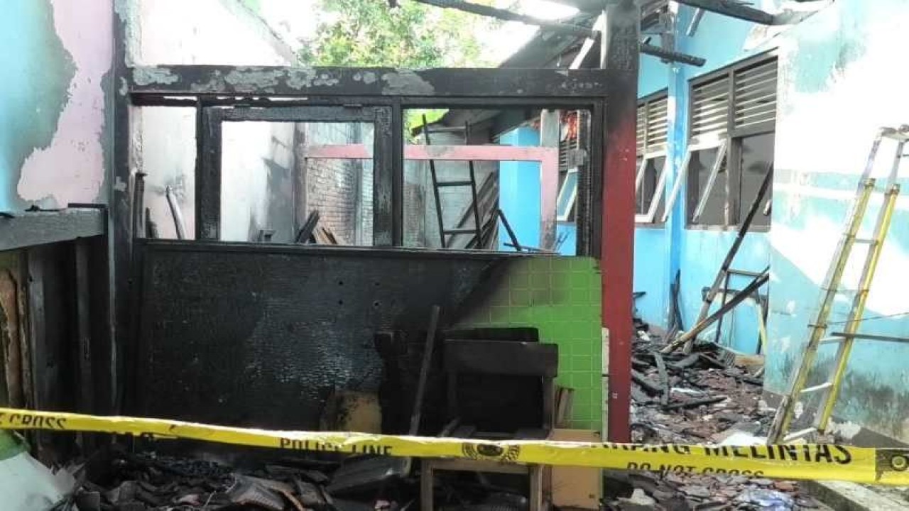 Sebuah ruang SMPN 2 Pringsurat, Kabupaten Temanggung terbakar dipasang garis polisi ANTARA/Heru Suyitno