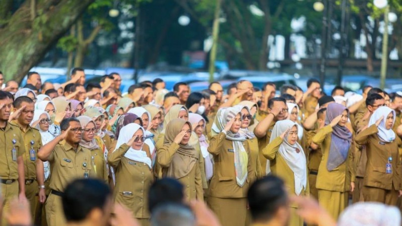 Sejumlah ASN mengikuti apel di Balai Kota Bandung, Kota Bandung, Jawa Barat. (ANTARA/HO-Humas Pemkot Bandung)