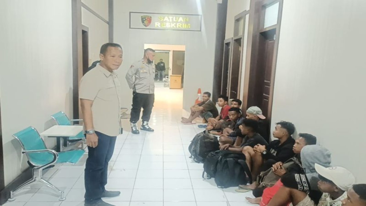 Sejumlah calon PMI ilegal saat dibawa ke Polresta Kupang Kota. ANTARA/Ho-Into