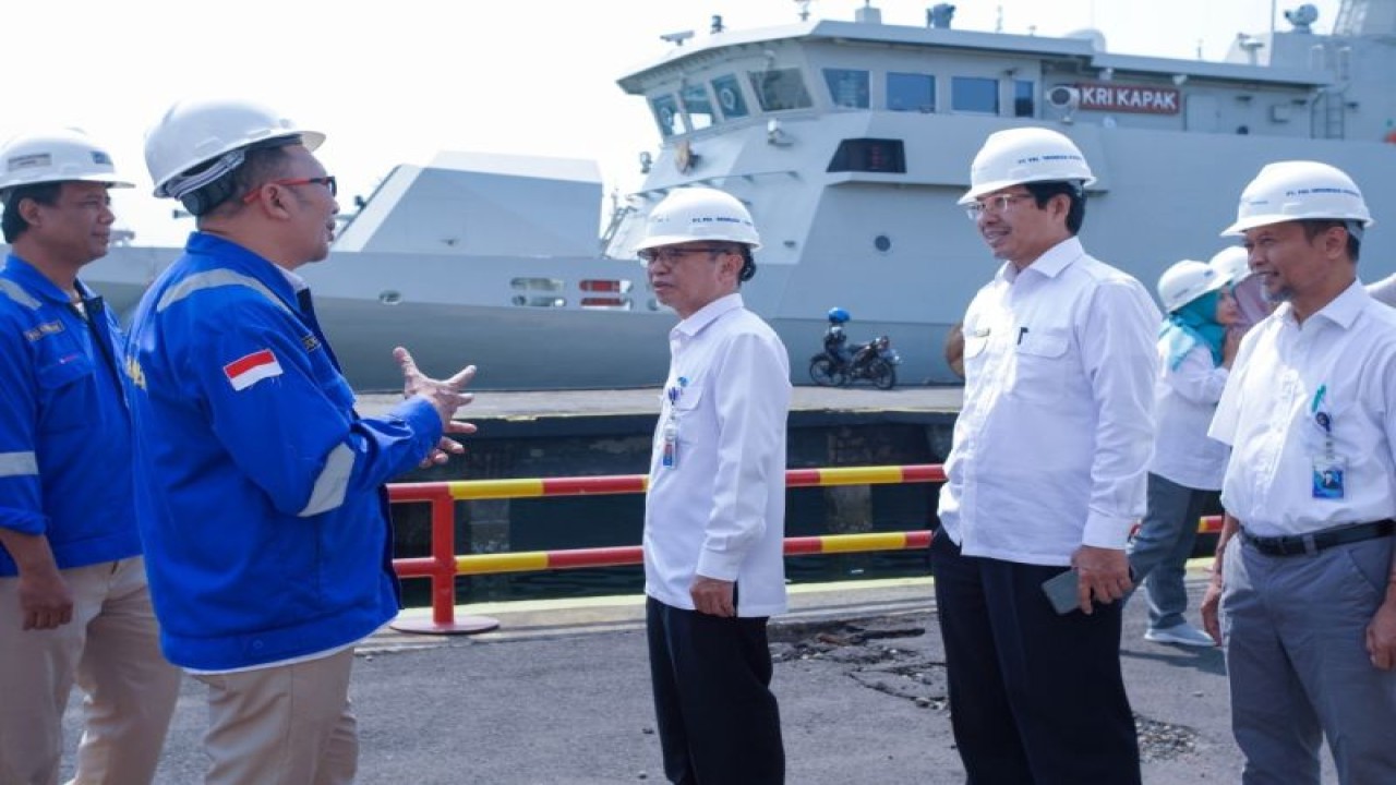 Sejumlah direksi bersama para pekerja PT PAL melakukan peninjauan. (ANTARA/HO-Humas PT PAL Indonesia)