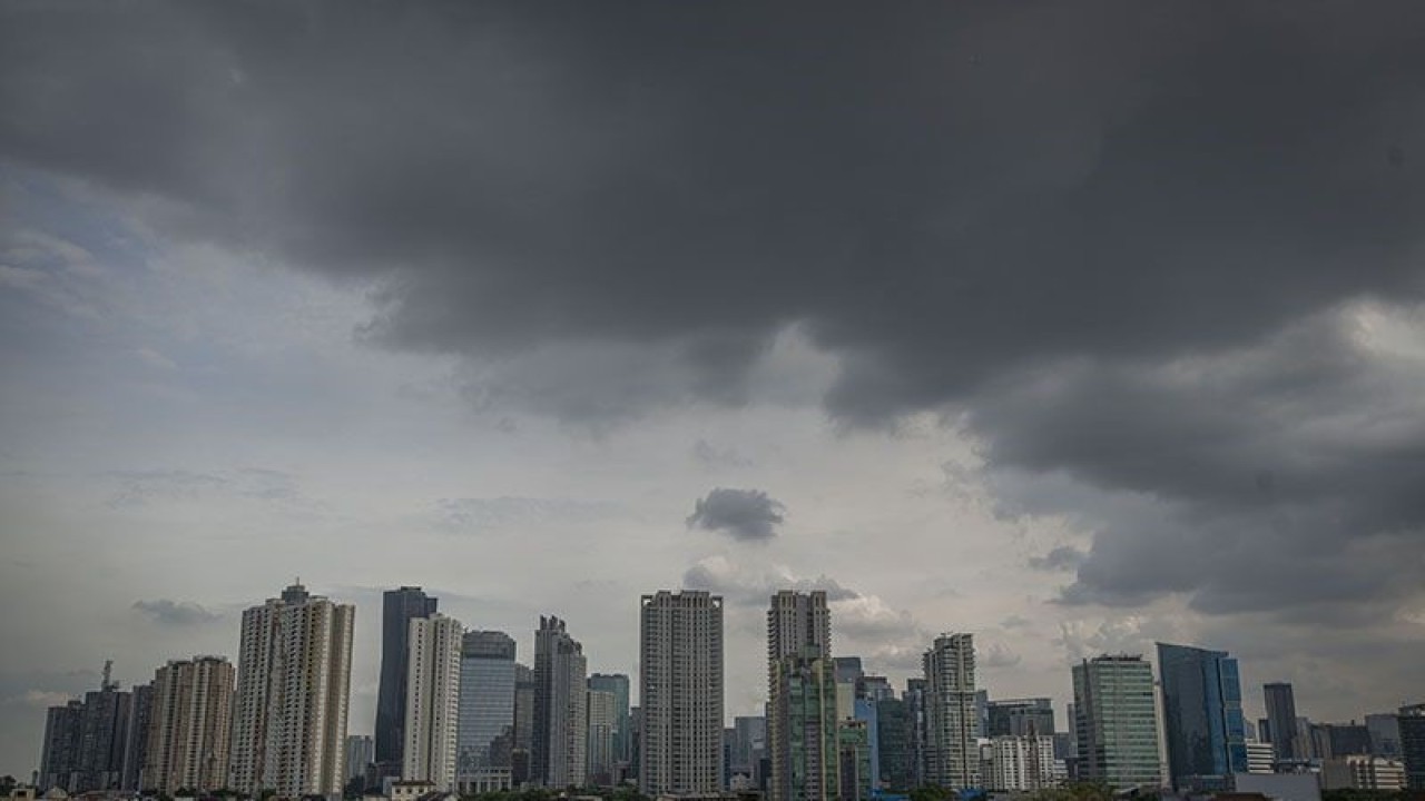 Arsip Foto - Mendung penanda hujan meliputi bagian langit di atas wilayah Jakarta. (ANTARA/ADITYA PRADANA PUTRA)