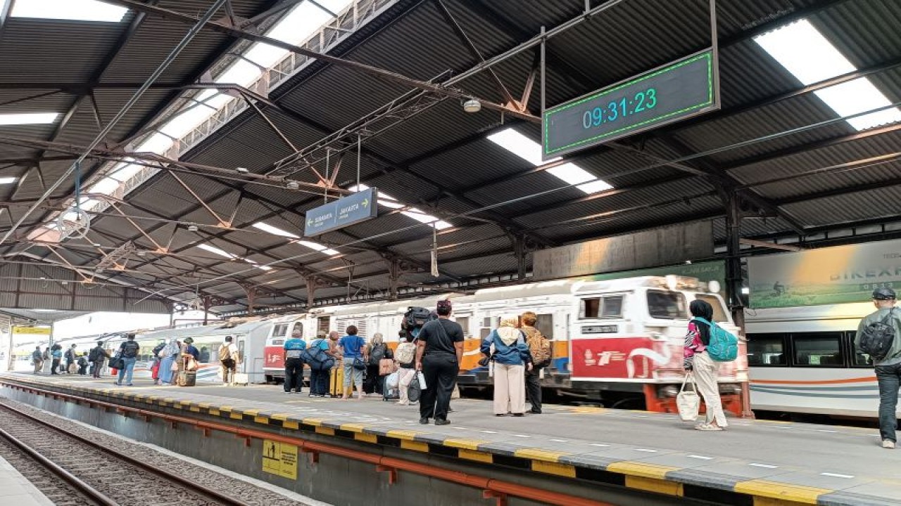 Sejumlah pengguna jasa kereta api saat akan naik kereta di Stasiun Cirebon, Jawa Barat, Minggu (4/6/2023). ANTARA/Khaerul Izan