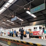 Sejumlah pengguna jasa kereta api saat akan naik kereta di Stasiun Cirebon, Jawa Barat, Minggu (4/6/2023). ANTARA/Khaerul Izan-1687771581
