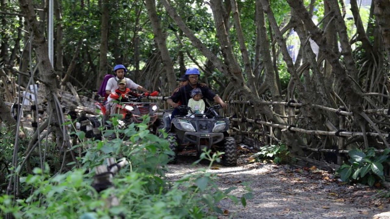 Sejumlah pengunjung mencoba fasilitas wisata di Romokalisari Adventure Land, Kota Surabaya. (ANTARA/HO-Diskominfo Surabaya)