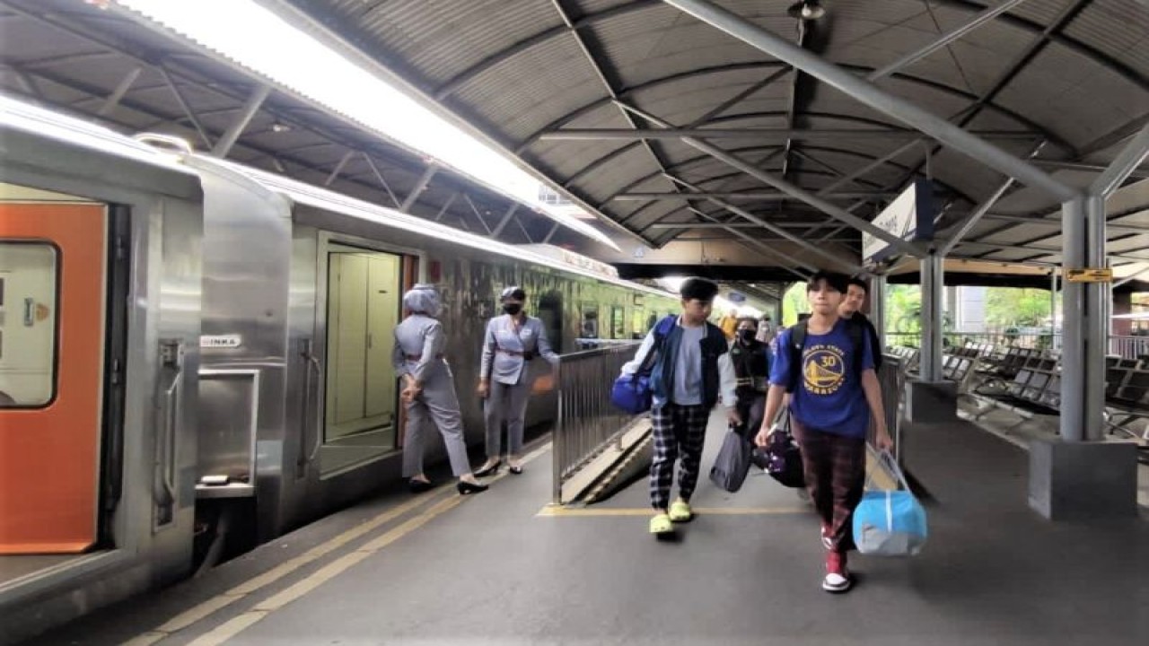 Sejumlah penumpang berada di Stasiun Gubeng Surabaya. ANTARA/HO-Humas PT KAI Daop 8