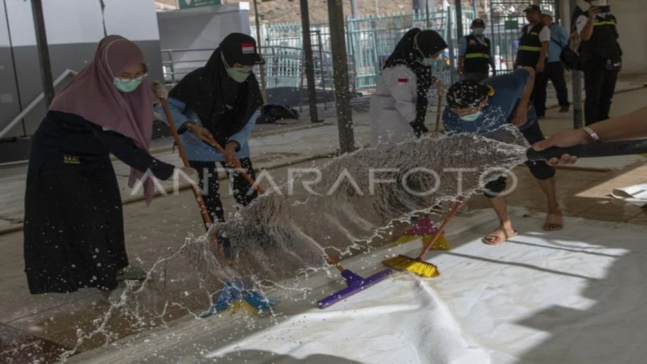 Sejumlah petugas membersihkan posko kesehatan di Mina, Mekkah, Arab Saudi, Rabu (21/6/2023). (ANTARA FOTO/Wahyu Putro A/YU