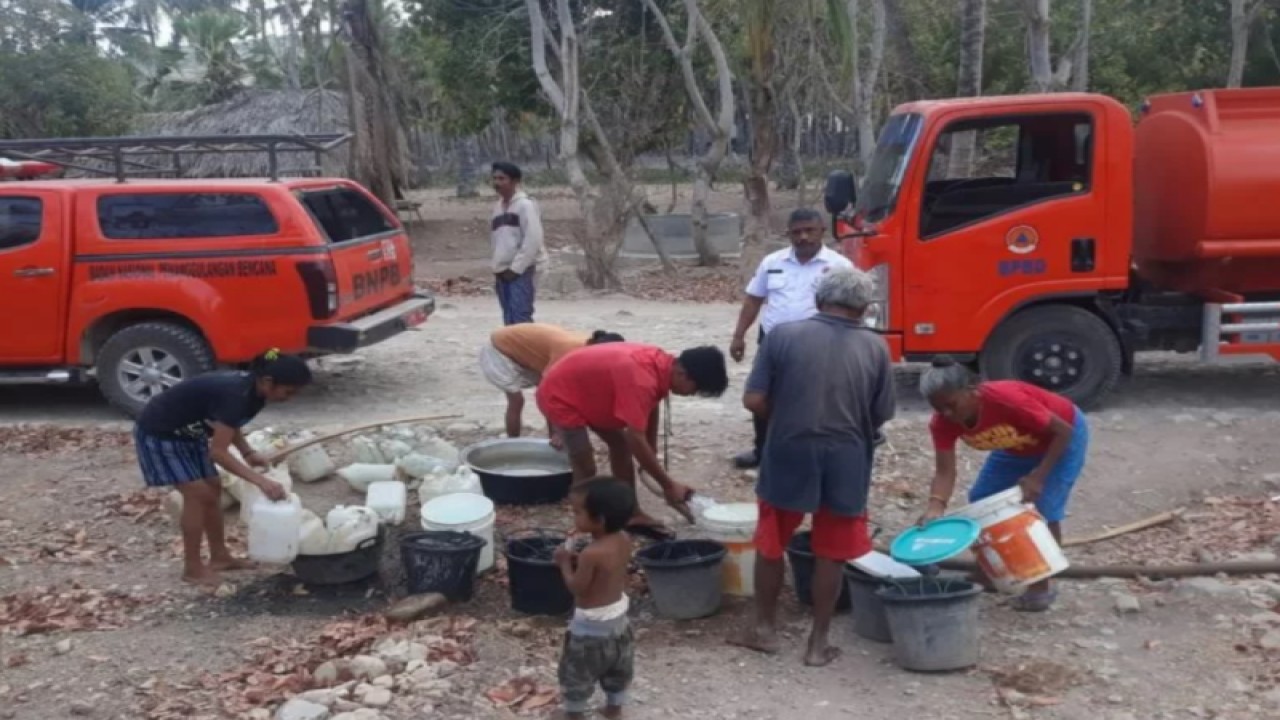 Sejumlah warga mendapatkan air bersih yang dipasok mobil tanki dari pemerintah daerah di NTT. (ANTARA/HO-BPBD Kabupaten Sabu Raijua)