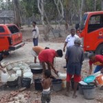 Sejumlah warga mendapatkan air bersih yang dipasok mobil tanki dari pemerintah daerah di NTT. (ANTARA/HO-BPBD Kabupaten Sabu Raijua)-1686134140