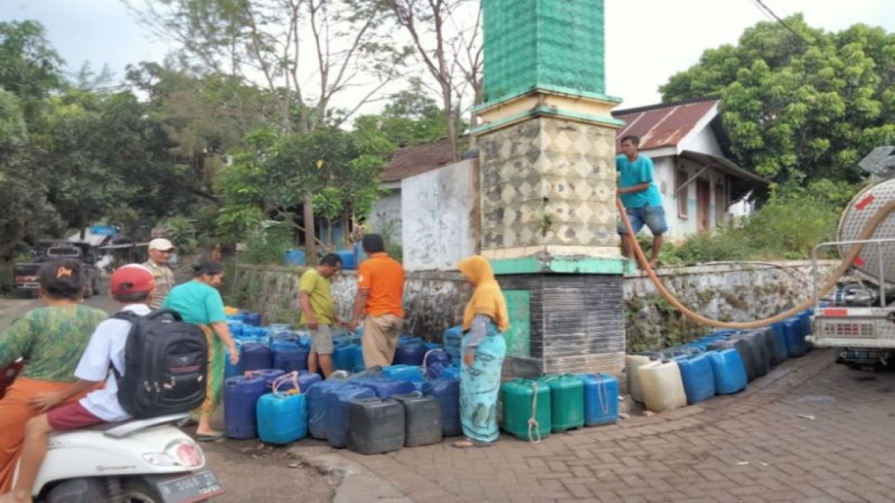 Sejumlah warga mengantre mendapatkan bantuan air bersih di Kabupaten Pasuruan. ANTARA/HO-Pemkab Pasuruan