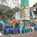 Sejumlah warga mengantre mendapatkan bantuan air bersih di Kabupaten Pasuruan. ANTARA/HO-Pemkab Pasuruan-1686133241