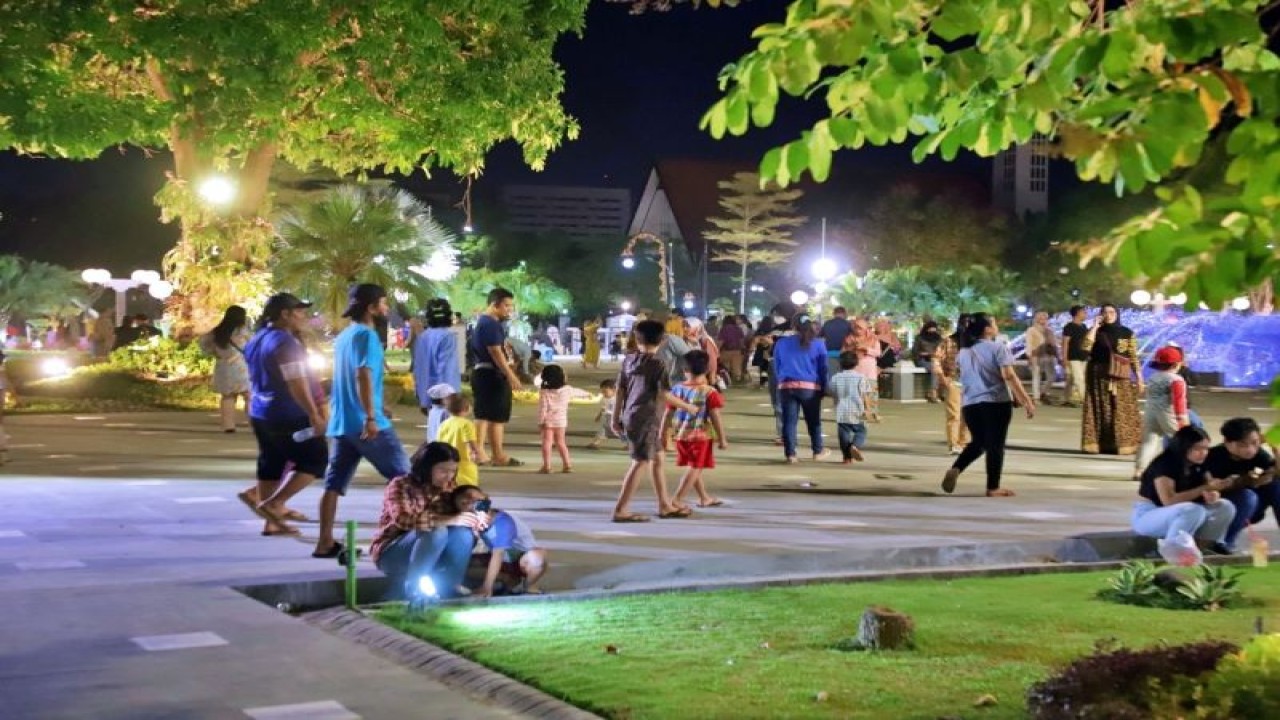 Sejumlah warga menikmati suasana malam di Taman Surya, Kota Surabaya, Senin (5/6/20223) malam. (ANTARA/HO-Diskominfo Surabaya)