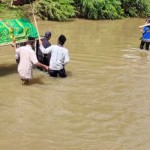 Sejumlah warga yang menyeberangkan jenazah melewati sungai di pesisir barat. (ANTARA/HO)-1686048394