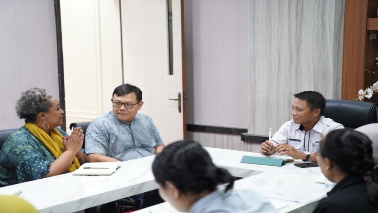 Sekda Provinsi Sulsel Andi Darmawan (kanan) menerima audiensi Unicef dalam rangka membahas tentang perlindungan anak, di Makassar, Kamis (8/6/2023). ANTARA/HO-Humas Pemprov Sulsel