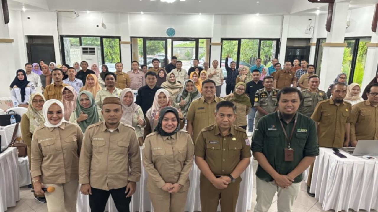 Pelaksana Harian Sekretaris Daerah Provinsi Gorontalo Syukri Botutihe berfoto bersama usai rapat validasi data sektor Pemerintah Provinsi Gorontalo, di Aula Marina Beach Resor, Kabupaten Pohuwato, Selasa (20/6/2023). ANTARA/HO