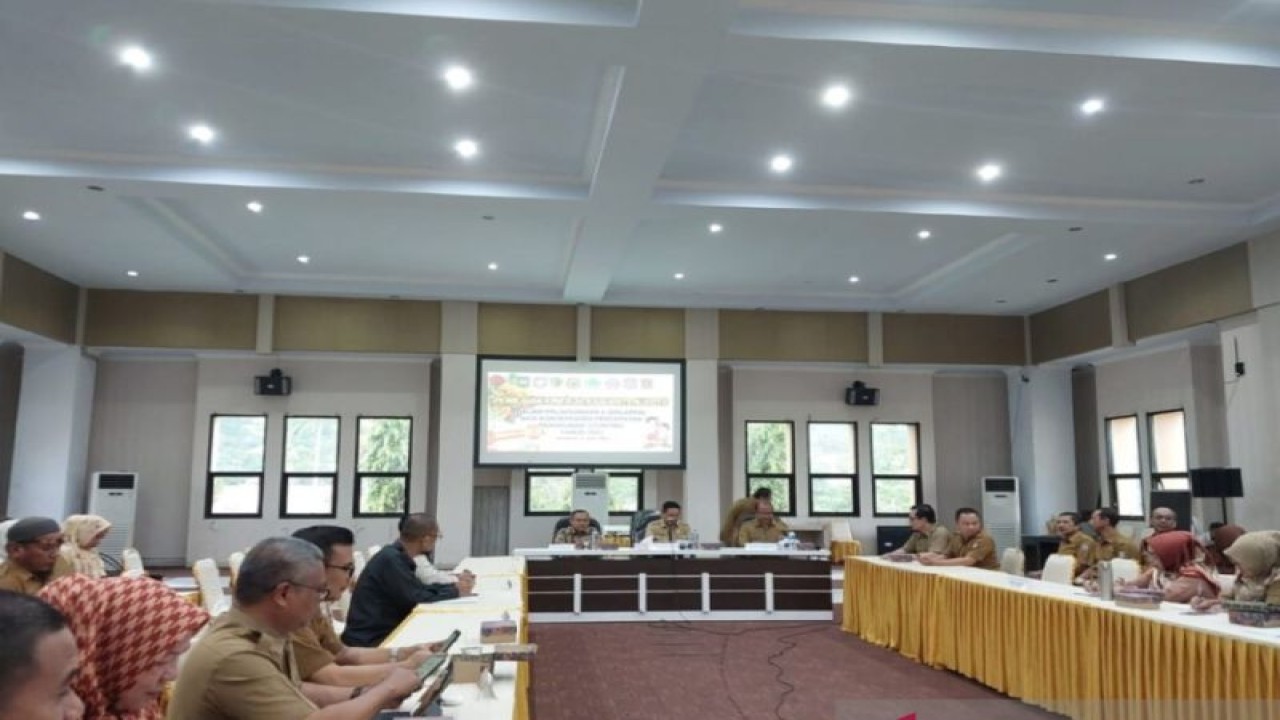 Penjabat Sekretaris Daerah Provinsi Gorontalo, Syukri Botutihe memimpin rapat bersama penanganan tengkes di Gorontalo. (ANTARA/HO-Diskominfotik Gorontalo)