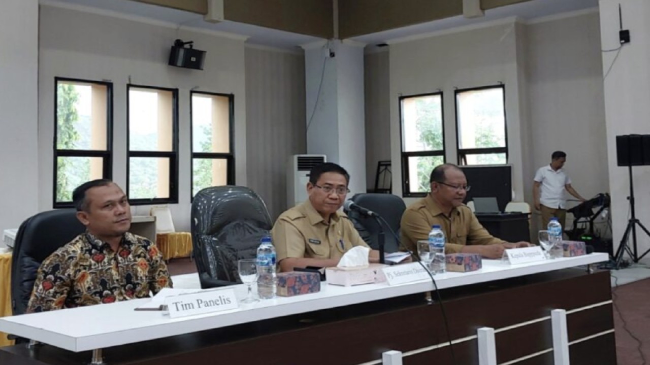 Penjabat Sekretaris Daerah (Sekda) Provinsi Gorontalo Syukri Botutihe (tengah) pada pada kegiatan penilaian kinerja kabupaten /kota dalam implementasi delapan aksi konvergensi. ANTARA/HO