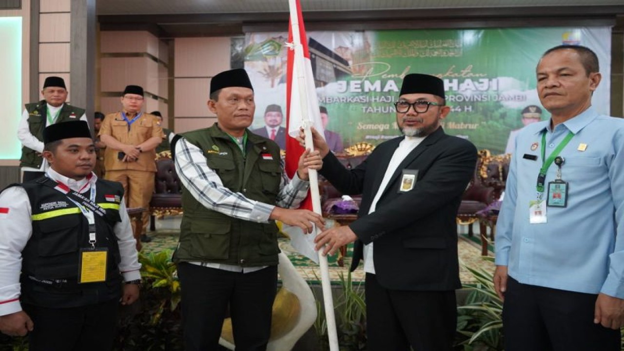 Sekdaprov Jambi Sudirman saat melepas jamaah haji asal kabupaten Tanjabbar tergabung kloter 17 embarkasi Batam.(ANTARA/HO/Diskominfo Jambi).