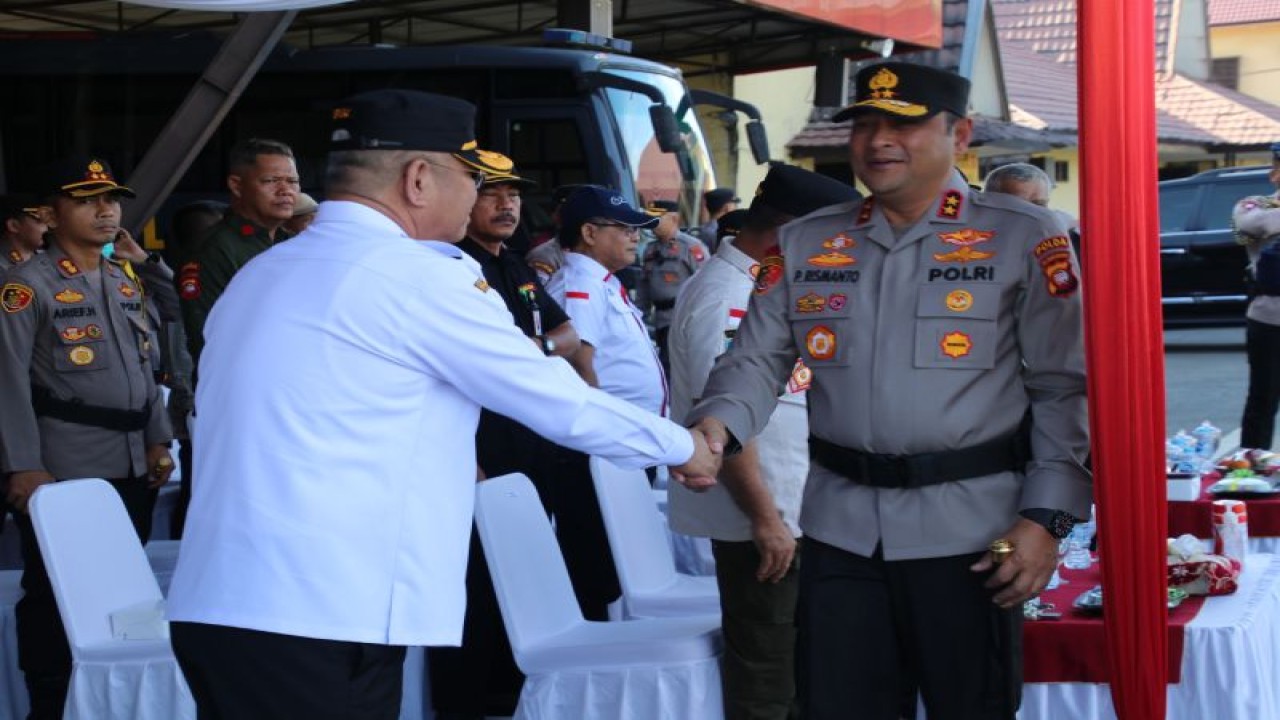 Sekretaris Daerah Provinsi. Kalimantan Barat, dr. Harisson, M.Kes. didampingi Kepala Satuan Polisi Pamong Praja Provinsi Kalimantan Barat, Suherman, menghadiri Apel Besar Satuan Keamanan Lingkungan (SATKAMLING) dalam rangka hari Bhayangkara ke - 77 Tahun 2023, di Lapangan Jananuraga Polda Kalbar, Rabu (21/6/2023). (ANTARA/Rendra Oxtora)