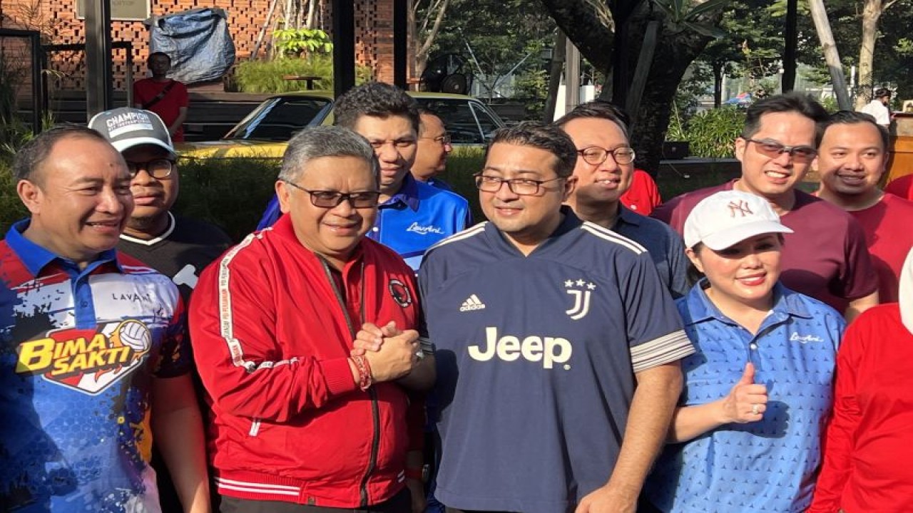 Sekretaris Jenderal PDI Perjuangan Hasto Kristiyanto (tengah kiri) bertemu dengan Sekretaris Jenderal Partai Demokrat Teuku Riefky Harsya (tengah kanan) di Hutan Kota by Plataran Gelora Bung Karno, Jakarta Pusat, Minggu (18/6/2023). ANTARA/Putu Indah Savitri