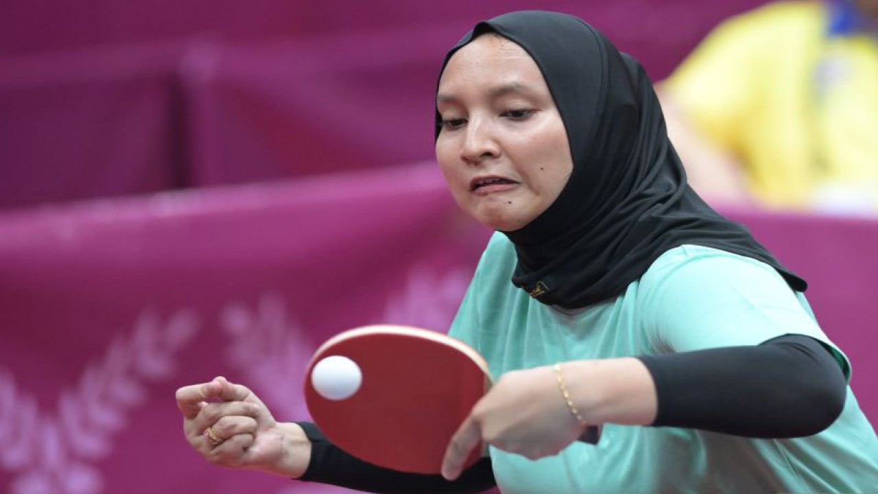 Petenis meja putri Indonesia Sella Dwi Radayana mengembalikan bola ke petenis meja putri Thailand Chayanan pada final beregu TT10 ASEAN Para Games 2023 di Morodok Techo National Stadium, Phnom Penh, Kamboja, Senin (5/6/2023). Tim beregu putri kelas TT10 berhasil meraih medali emas setelah mengalahkan Thailand dengan skor 2-0. ANTARA FOTO/Zabur Karuru/nym. (ANTARA FOTO/ZABUR_KARURU)