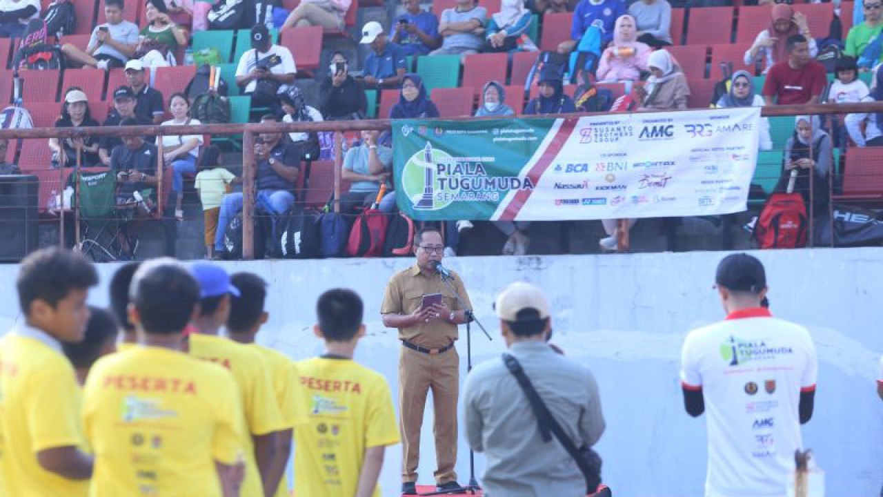 Sekretaris Daerah Kota Semarang Iswar Aminuddin, saat membuka Kejuaraan Nasional Tenis Piala Tugu Muda Semarang, di GOR Tri Lomba Juang, Semarang, Senin (12/6/2023). (ANTARA/Zuhdiar Laeis)