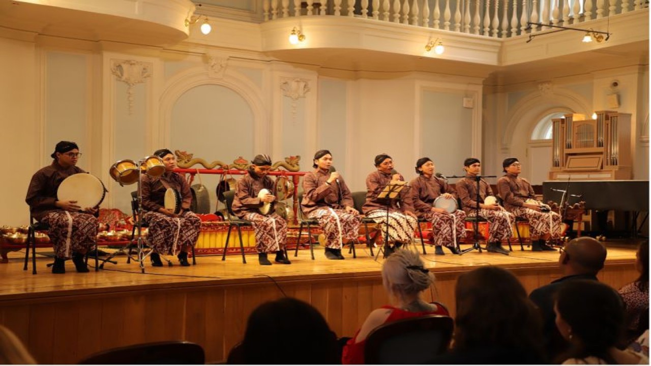 Grup marawis El Santri yang beranggota mahasiswa alumnus pesantren yang saat ini studi di Rusia menyajikan lagu-lagu Jawa dalam pentas di Moskow, Sabtu (17/6/2023).(ANTARA/HO-KBRI Moskow)