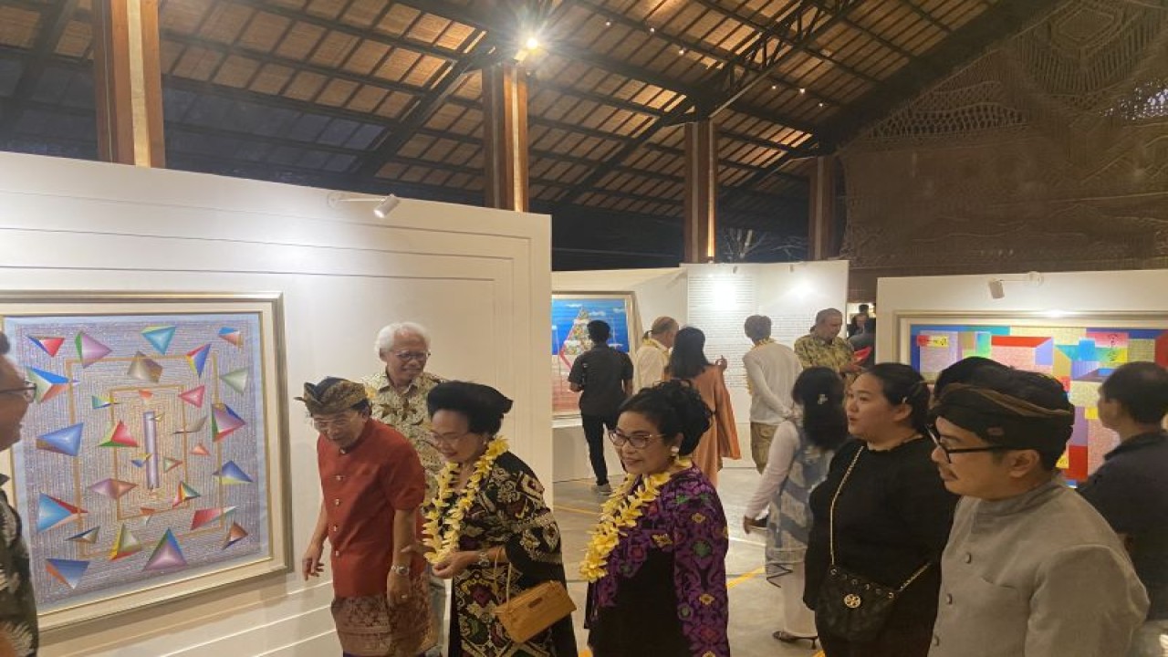 Pembukaan pameran seni lukis kontemporer karya almarhum Made Wianta di Jimbaran, Bali, Senin (19/6/2023). ANTARA/Ni Putu Putri Muliantari