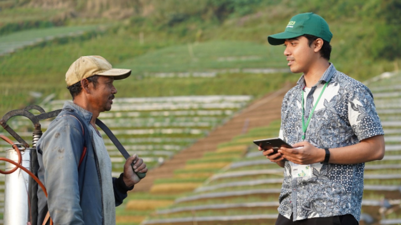 Salah satu petugas Sensus Pertanian 2023 melakukan sensus pada petani hortikultura. ANTARA/HO-BPS