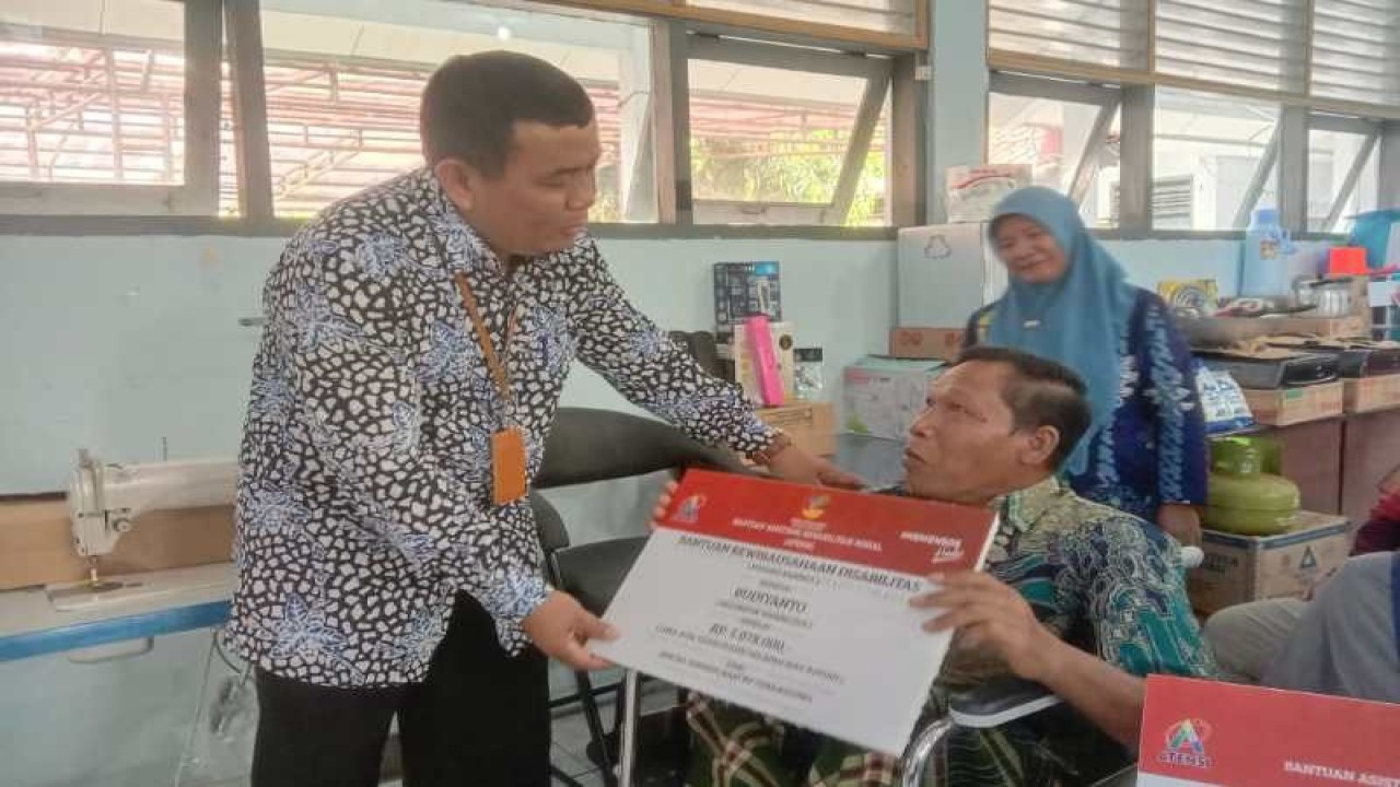 Kepala Sentra Terpadu Kartini Temanggung Iyan Kusmadianan secara simbolis menyerahkan bantuan kepada salah satu penyandang disabilitas. ANTARA/HO-Sentra Terpadu Kartini Temanggung