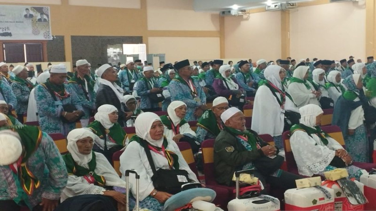 Sebanyak 357 calon haji yang tergabung pada kelompok terbang (Kloter) 14 Embarkasi Medan, saat akan berangkat ke Kota Madinah, di Asrama Haji Medan. (ANTARA/Munawar Mandailing).
