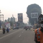 Seorang tukang parkir di Kota Jambi yang sedang mengatur parkir di jalan, Minggu (25/6/2023). (ANTARA/HO-IST)-1687760991