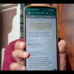 Seorang warga menunjukan pesan melalui aplikasi perpesanan yang diduga sebagai penipuan dengan modus 'sniffing". ANTARA/Dokumentasi-1687847363