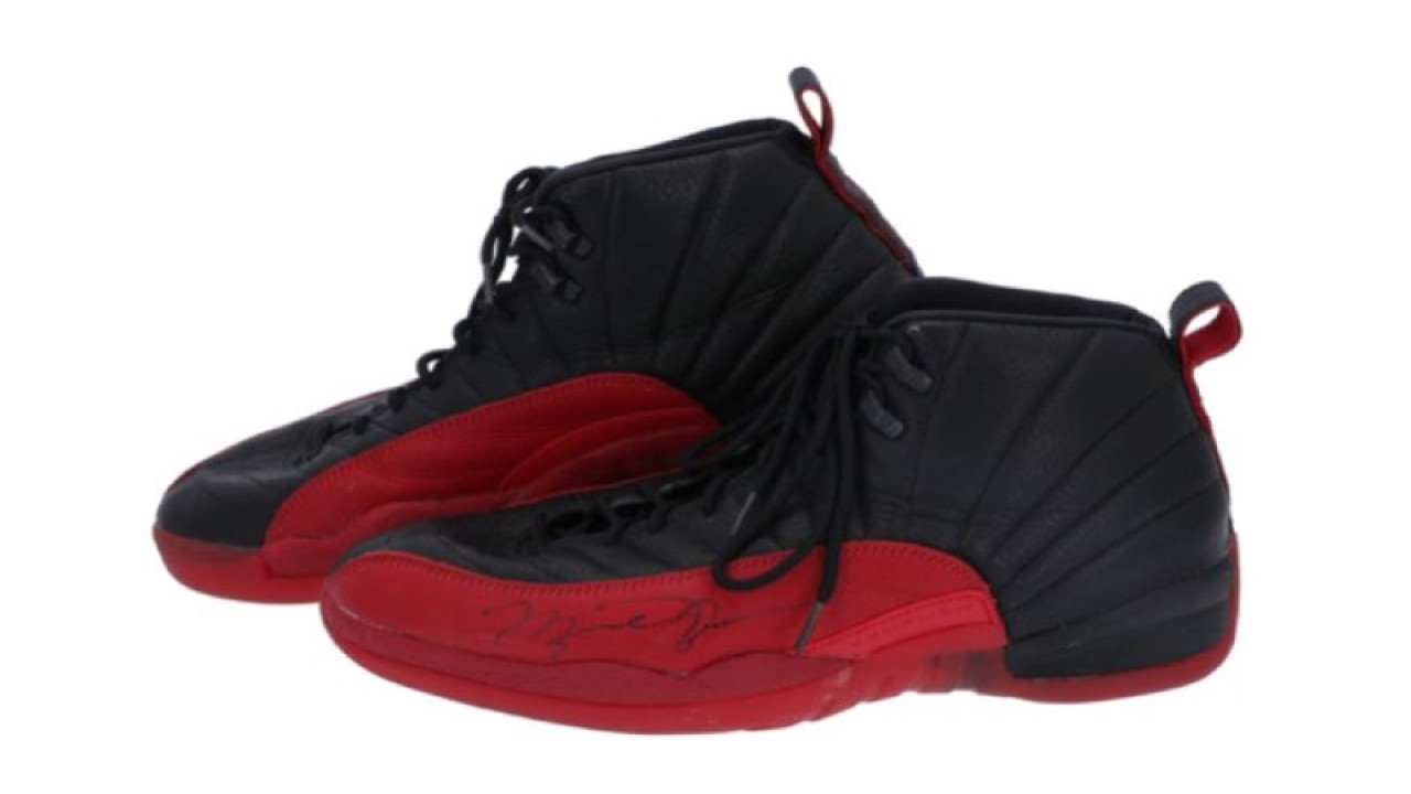 Sepatu kets "Flu Game" Michael Jordan 1997. (Twitter.com/GoldinCo)