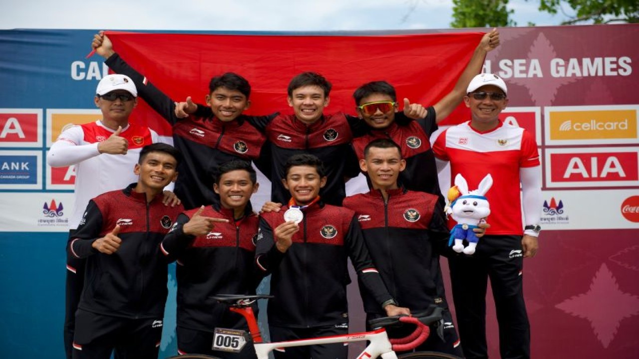 Pebalap sepeda Aiman Cahyadi (kedua dari kiri depan) bersama pebalap Indonesia lainnya usai pengalungan medali untuk nomor Mass Putra di Kulen Mountains, Siem Reap, Kamboja, Jumat (12/5/2023). (ANTARA/HO-PB ISSI/Nick Hanoatubun)