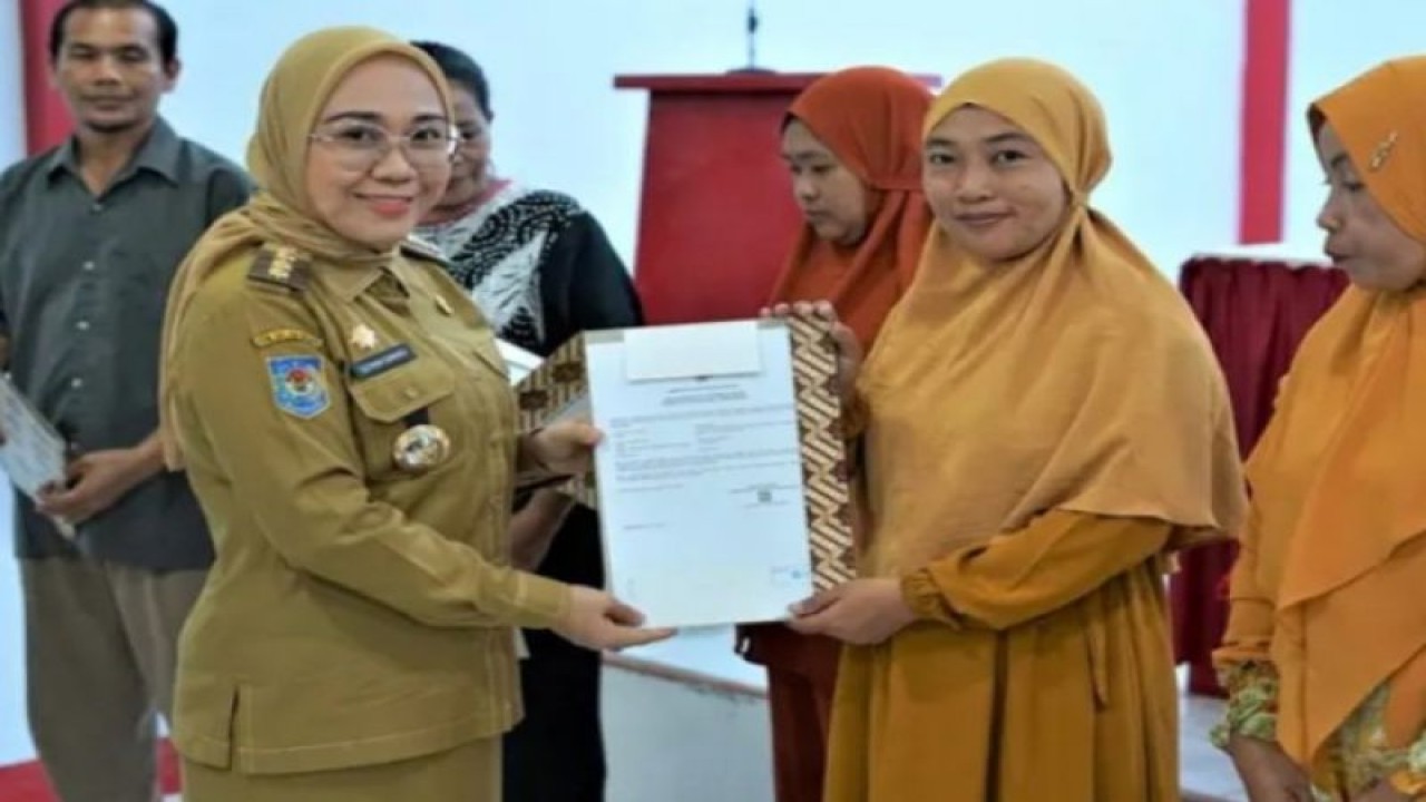 Bupati Mamuju, Sutinah Suhardi Duka, melaksanakan bimtek bagi , UMKM di Mamuju agar dapat memiliki Nomor Induk Berusaha (NIB) agar pelaku usaha UMKM tersebut mudah mendapatkan permodakana perbebakan mengembangkan usaha di Mamuju, Senin (12/6/2023) ANTARA Foto/M Faisal Hanapi