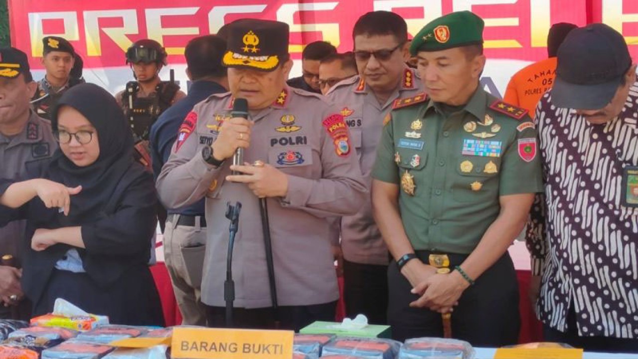Kapolda Sulsel Irjen Pol Setyo Boedi Moempoeni (dua kiri) bersama jajaran didampingi Pangdam XIV Hasanuddi  Mayjen TNI Totok Imam Santoso (dua kanan) saat rilis pengungkapan kasus dan pemusnahan barang bukti tangkapan narkotika di Mapolda Sulawesi Selatan, Makassar, Kamis (8/6/2023). ANTARA/Darwin Fatir.