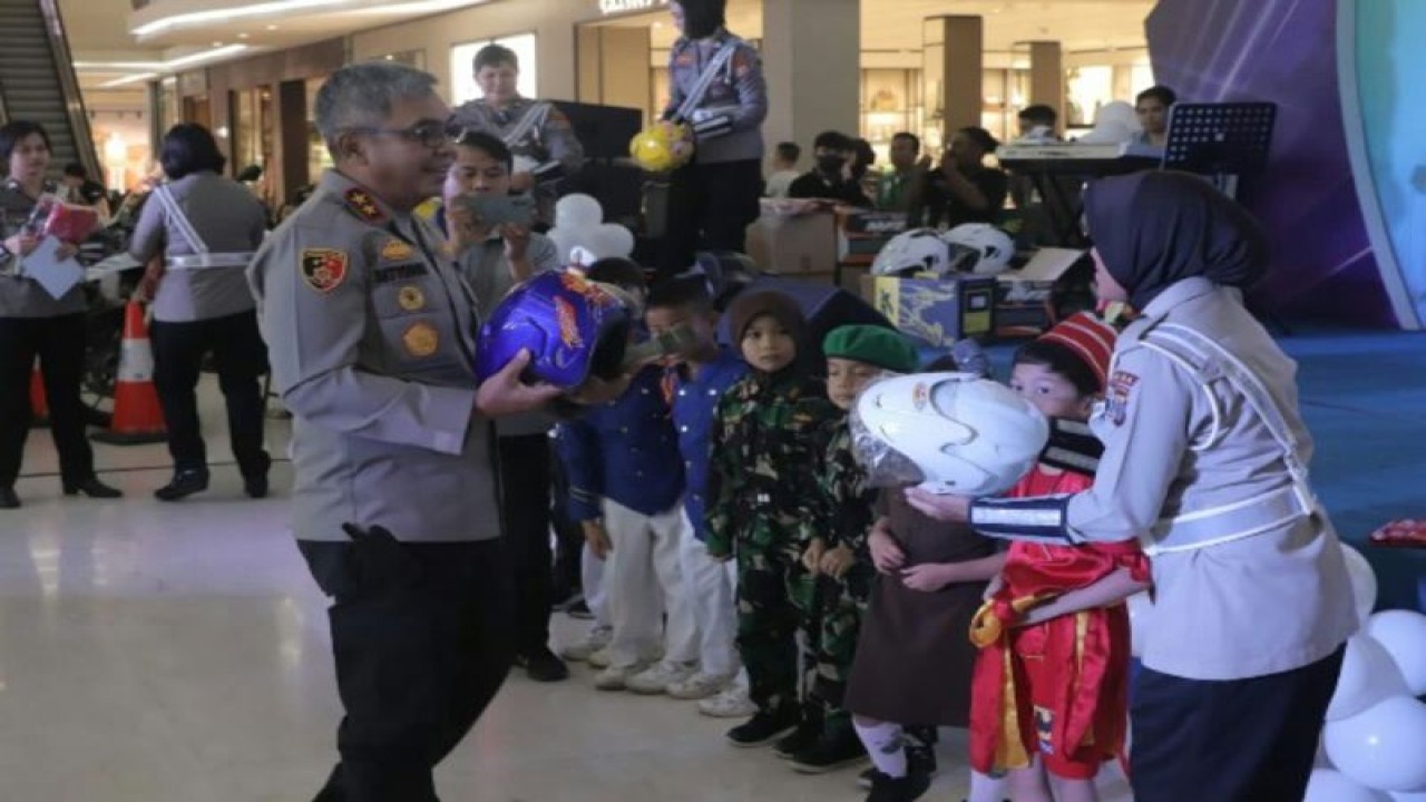 Kapolda Sulut Irjen Pol Setyo Budiyanto bersama anak-anak Taman Kanak-Kanak di Manado, Senin (12/6/2023. ANTARA/HO-Humas Polda Sulut.
