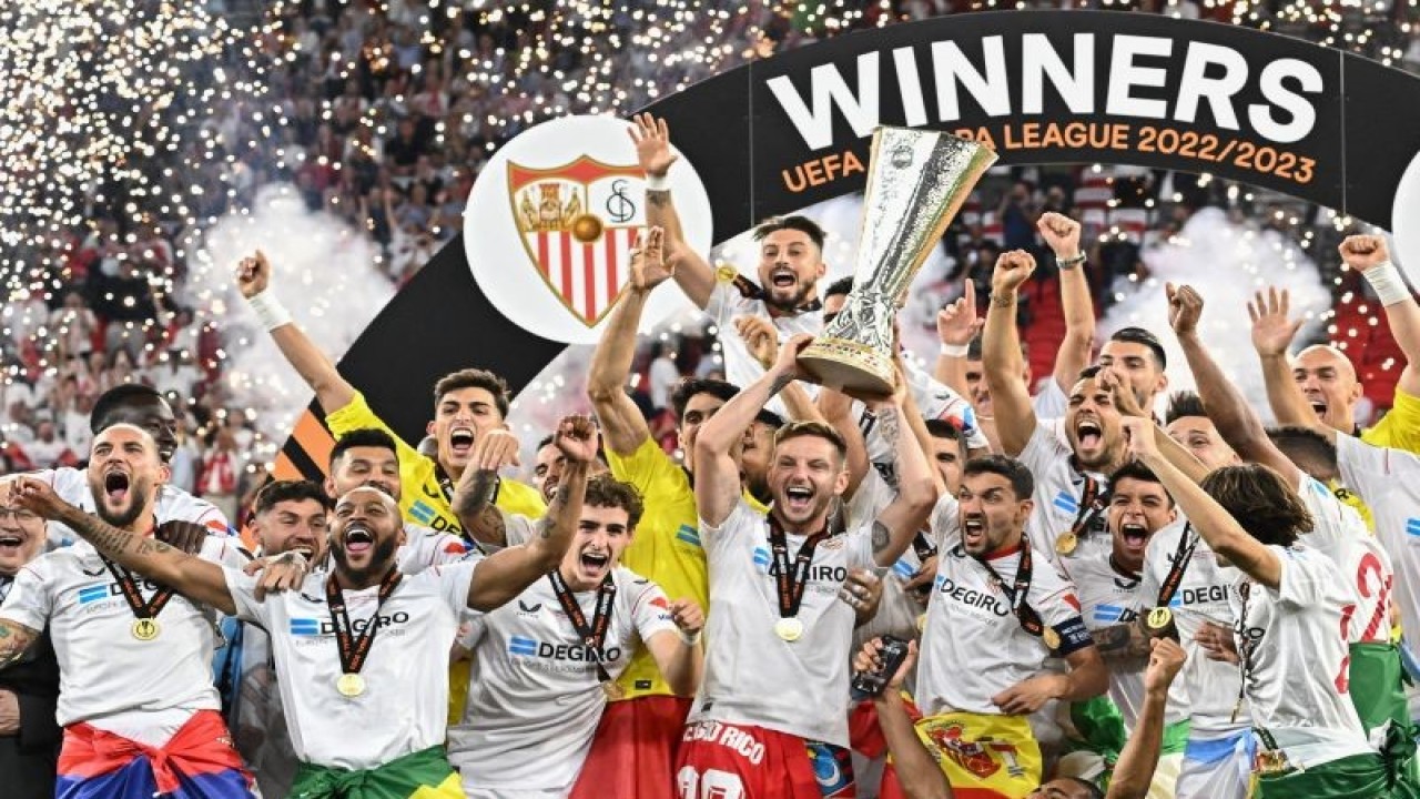 Para pemain Sevilla melakukan selebrasi setelah memenangkan trofi Liga Europa setelah mengalahkan AS Roma di partai final yang digelar di Puskas Arena, Budapest pada 1 Juni 2023. ANTARA/AFP/ATTILA KISBENEDEK