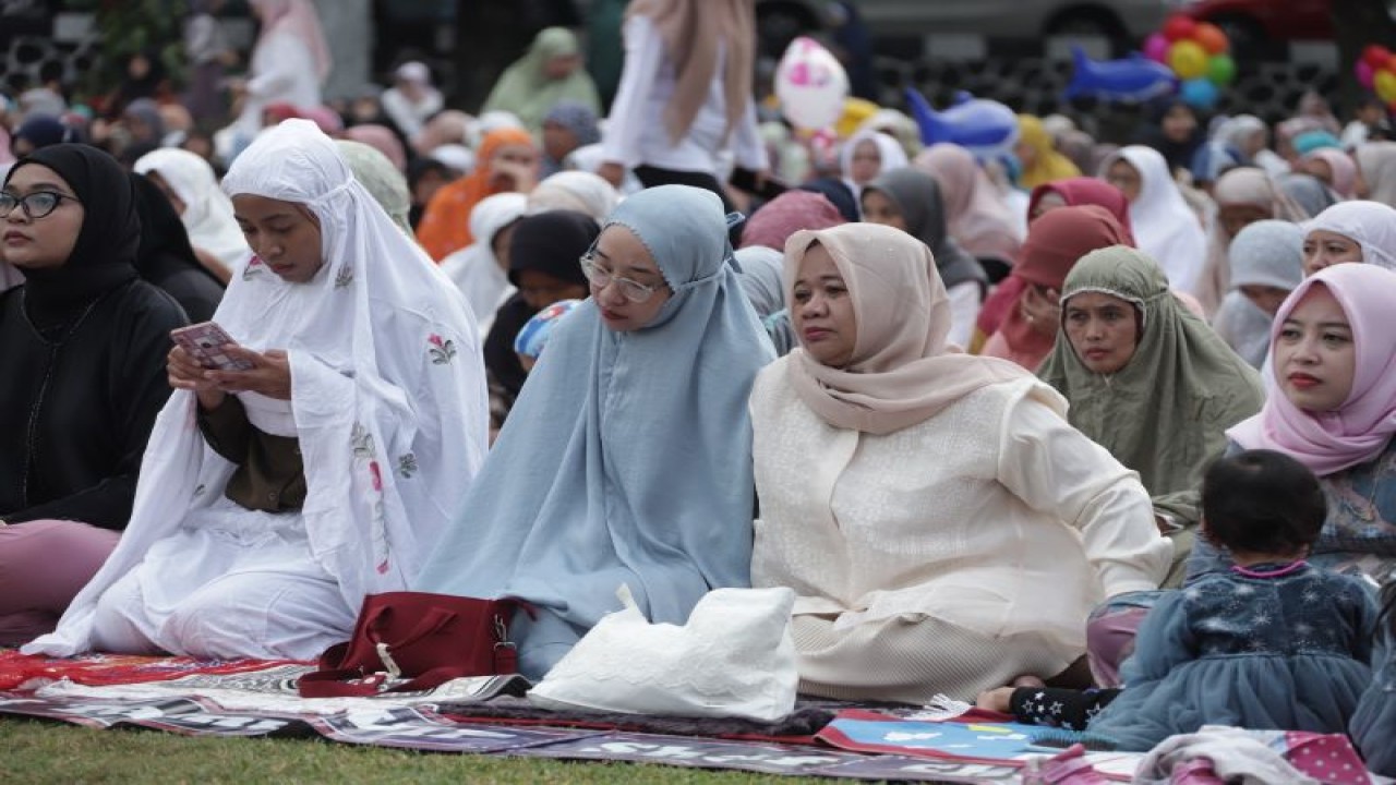 Bupati Sleman Kustini Sri Purnomo saat melaksanakan shalat Idul Adha 1444 H di Lapangan Denggung, Rabu (28/6/2023). ANTARA/HO-Bagian Prokopim Setda Sleman