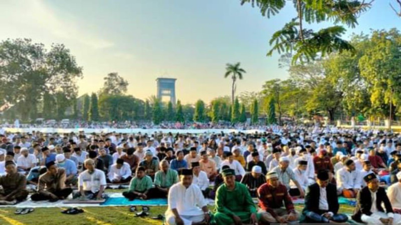 Warga Muhammadiyah Kabupaten Pamekasan, Madura, Jatim, melakukan shalat Idul Adha 1444 Hijriah di halaman kantor Bakorwil IV Pamekasan, Rabu (28/6/2023). (FOTO ANTARA/Abd. Aziz)