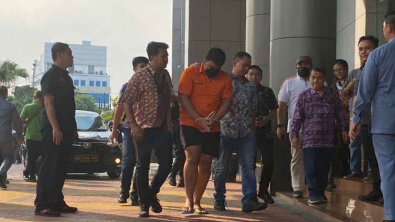 Tersangka kasus penganiayaan David Ozora, Shane Lukas memasuki gedung Kejari Jakarta Selatan, Jakarta, Jumat (26/5/2023). ANTARA/Luthfia Miranda Putri