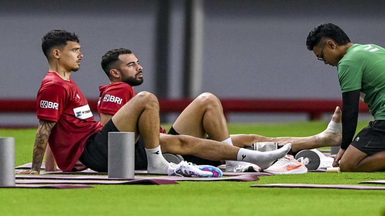 Pemain Timnas sepak bola Indonesia Shayne Pattynama (kiri) bersama Jordi Amat (kedua kiri) meregangkan otot saat sesi latihan jelang pertandingan sepak bola persahabatan (FIFA Matchday) antara Timnas Indonesia melawan tim sepak bola Palestina di Stadion Gelora Bung Tomo, Surabaya, Jawa Timur, Selasa (13/6/2023). ANTARA FOTO/Muhammad Adimaja/foc.
