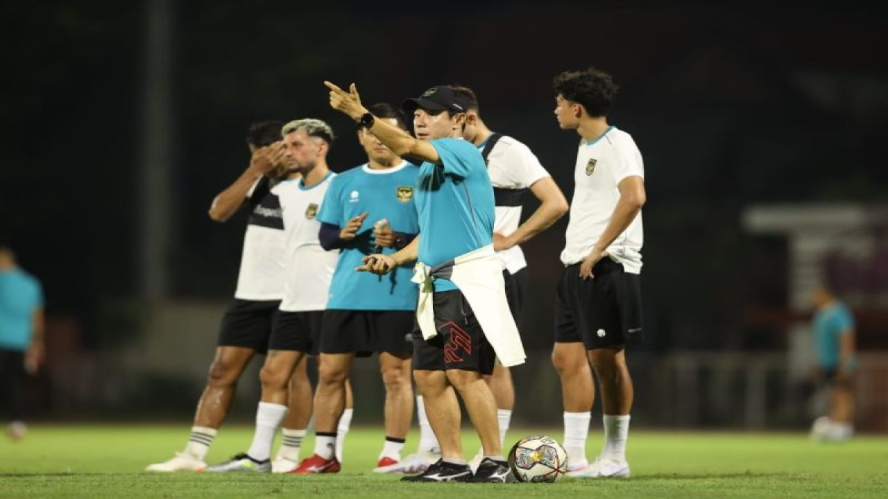 Pelatih Timnas Indonesia Shin Tae-yong (tengah) memberikan instruksi kepada anak asuhnya saat digelar training center (TC) atau pemusatan latihan di Lapangan Thor Surabaya, Kamis (8/6/2023). (ANTARA/HO-PSSI)