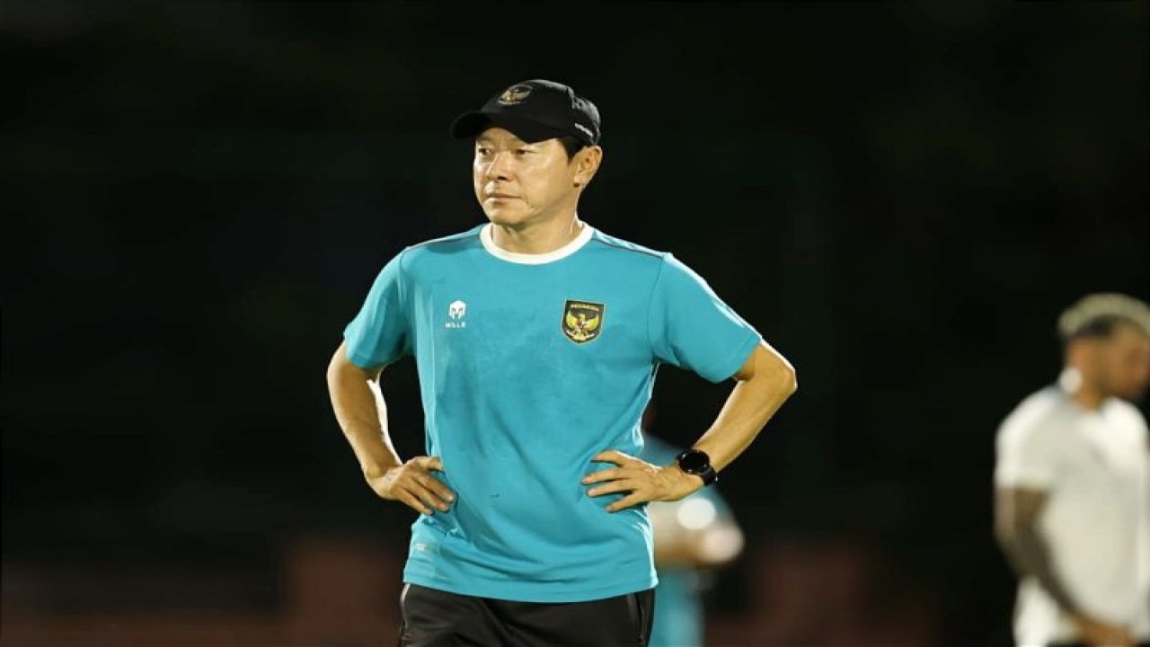 Pelatih Timnas Indonesia Shin Tae-yong saat memimpin pemusatan latihan di Lapangan Thor Surabaya, Kamis (8/6/2023). (ANTARA/HO-PSSI)