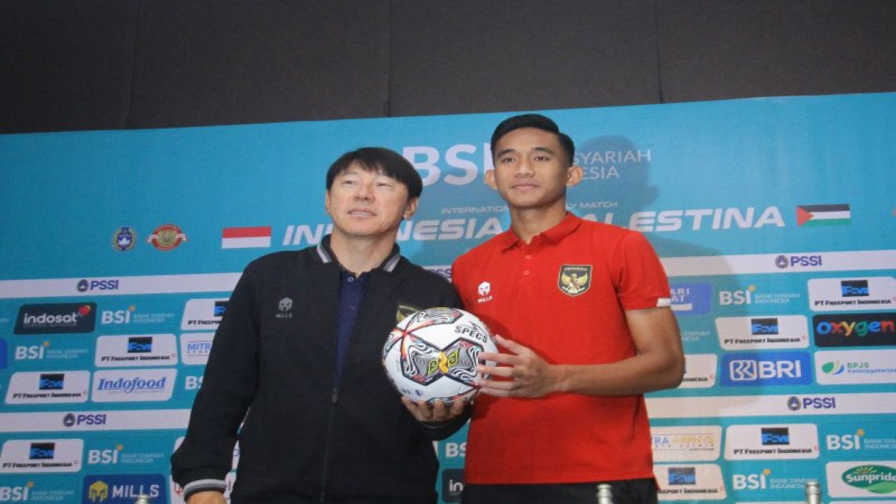 Pelatih Timnas Indonesia Shin Tae-yong (kiri) dan pesepak bola Rizky Ridho (kanan) berpose untuk pemotretan saat konferensi pers jelang pertandingan Indonesia lawan Palestina di Surabaya, Jawa Timur, Selasa (13/6/2023). Timnas Indonesia akan bertanding melawan Timnas Palestina dalam FIFA Matchday pada Rabu (14/6/2023). (ANTARA FOTO/MOCH ASIM)