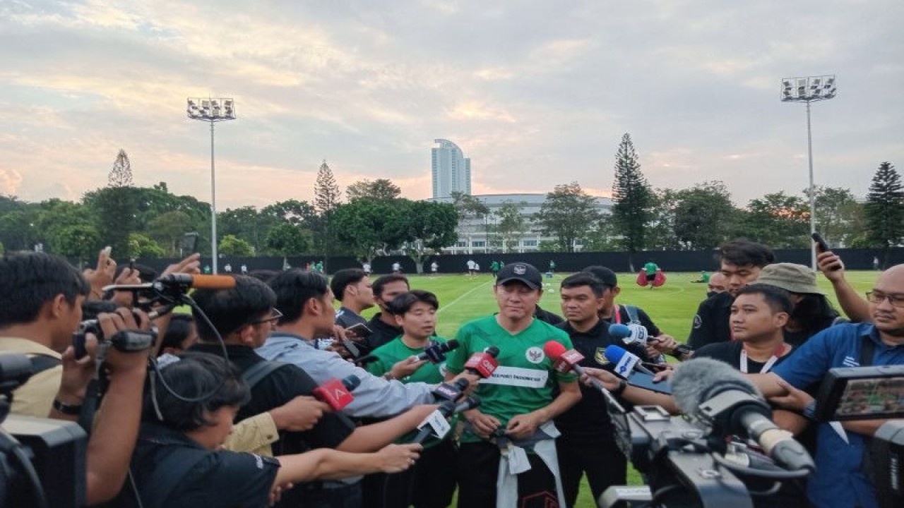 Pelatih timnas Indonesia Shin Tae-yong menjawab pertanyaan para pewarta di Lapangan latihan A, Komplek Gelora Bung Karno, Jakarta, Kamis (15/6/2023). (ANTARA/RAUF ADIPATI)