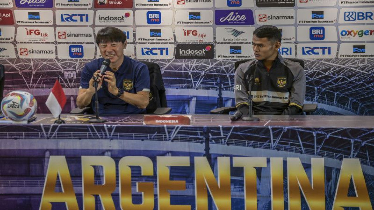 Pelatih Timnas Indonesia Shin Tae-yong (kiri) didampingi pesepak bola Dimas Drajad (kanan) menjawab pertanyaan wartawan saat konferensi pers jelang pertandingan Indonesia lawan Argentina di Stadion Utama Gelora Bung Karno (GBK), Senayan, Jakarta, Minggu (18/6/2023). ANTARA FOTO/Galih Pradipta/YU