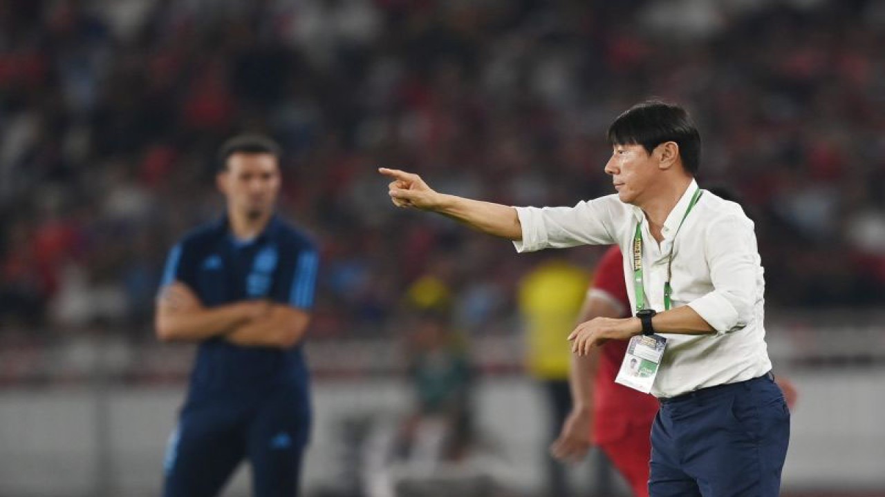 Pelatih Timnas Indonesia Shin Tae-yong (kanan) memberikan instruksi disaksikan pelatih Timnas Argentina Lionel Scaloni (kiri) saat laga persahabatan FIFA Matchday di Stadion Utama Gelora Bung Karno, Jakarta, Senin (19/6/2023). TImnas Indonesia harus mengakui keunggulan Timnas Argentina dengan skor 0-2. ANTARA FOTO/Akbar Nugroho Gumay/tom.
