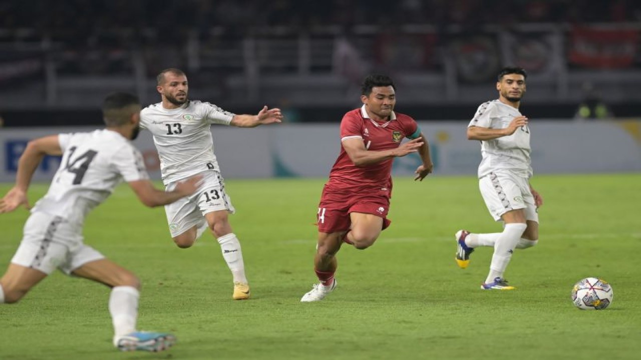 Pemain Timnas Indonesia Asnawi Mangkualam Bahar (kedua kanan) mencoba melewati pemain Timnas Palestina dalam laga FIFA matchday di Stadion Gelora Bung Tomo Surabaya, Rabu (14/6/2023) malam. (ANTARA/Zabur Karuru)